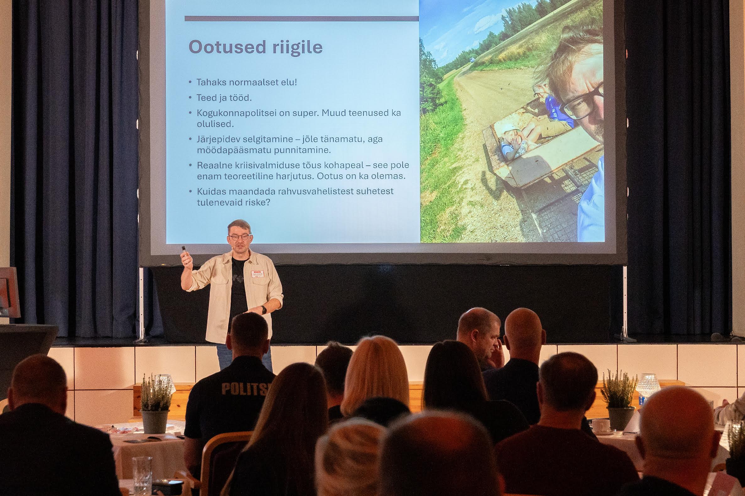 Kommunikatsiooniekspert Taavi Linnamäe elav vestlus elust idapiirist kiviviske kaugusel. Foto: AIGAR NAGEL